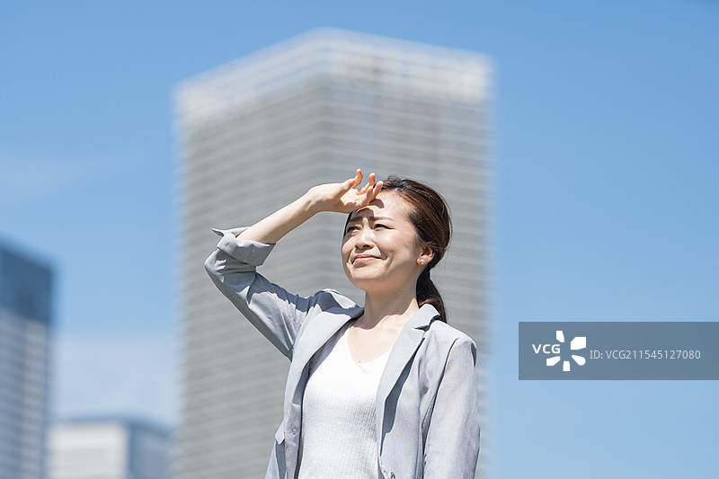 在强烈阳光下苦恼的女商人图片素材
