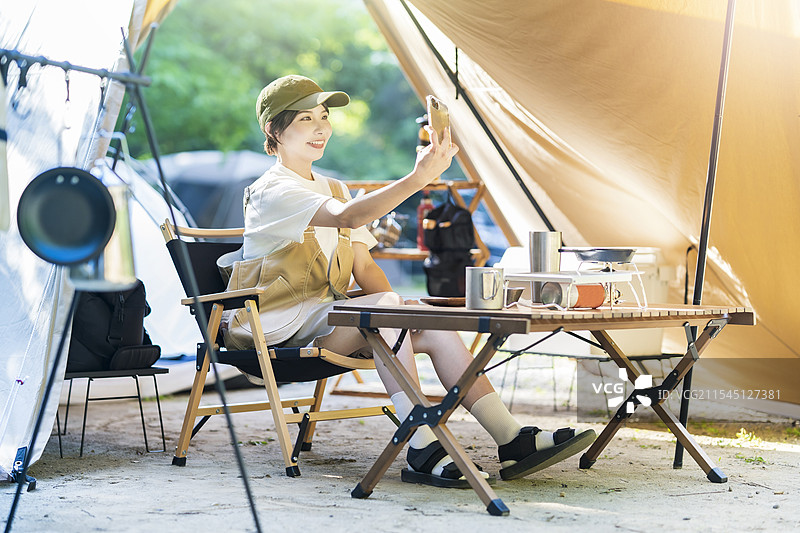 独自露营的图片 - 女人用智能手机自拍图片素材