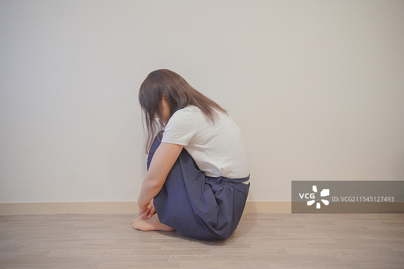 年轻女性面露沮丧表情图片素材