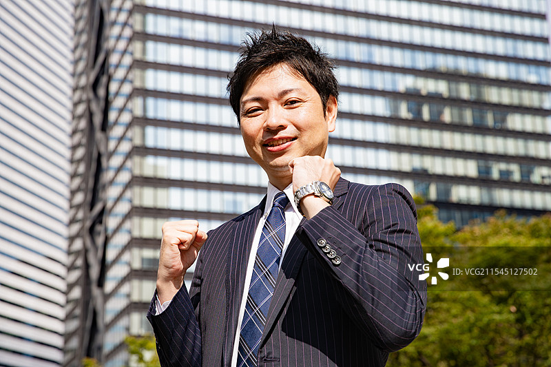 商人自信地摆姿势图片素材