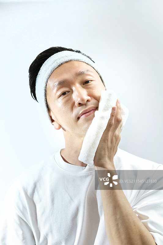 中年日本男子用毛巾擦脸图片素材