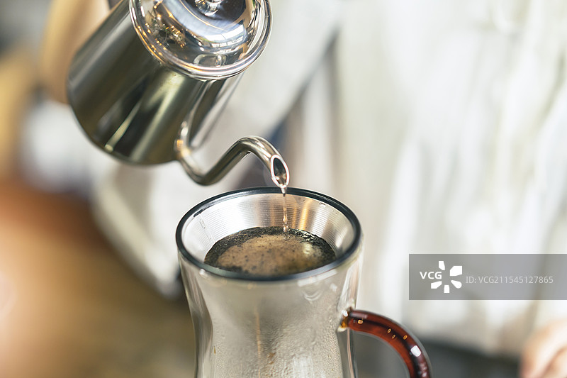 年轻女性在宁静的空间里制作咖啡图片素材