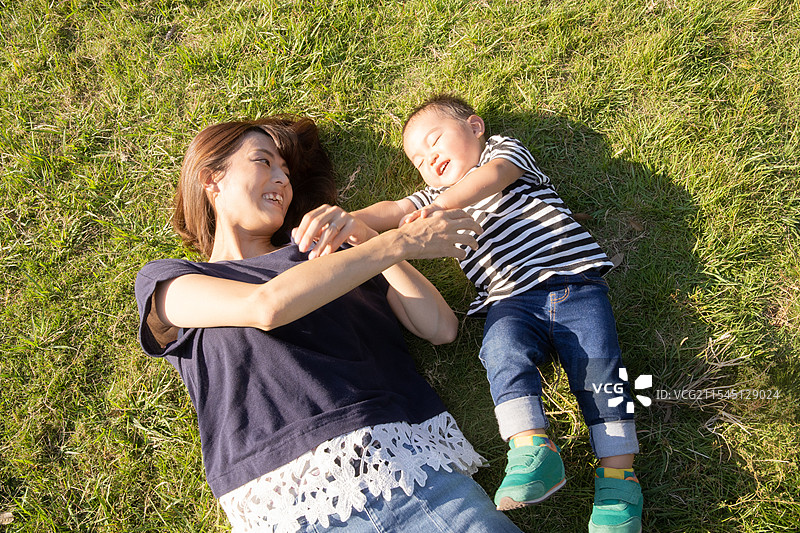 父母与2岁孩子在公园玩耍图片素材