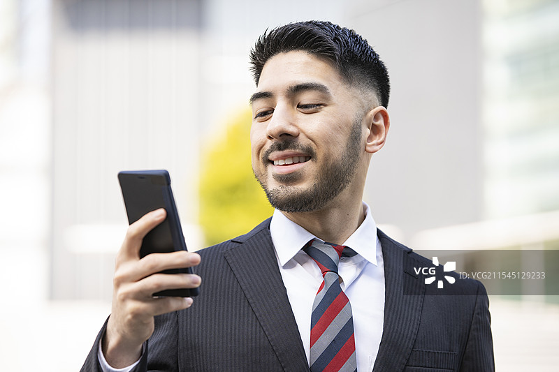 商人使用智能手机图片素材