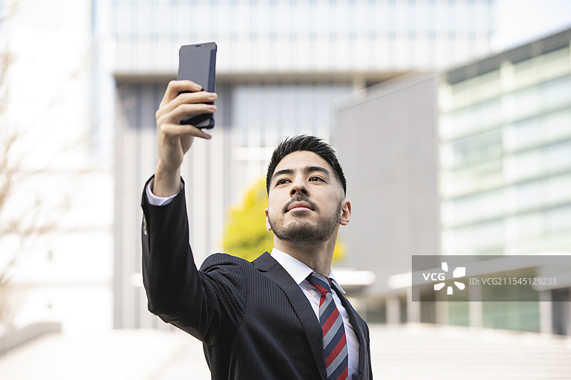 商人使用智能手机图片素材