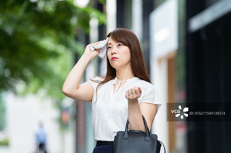 女性在炎热的天气中上班图片素材