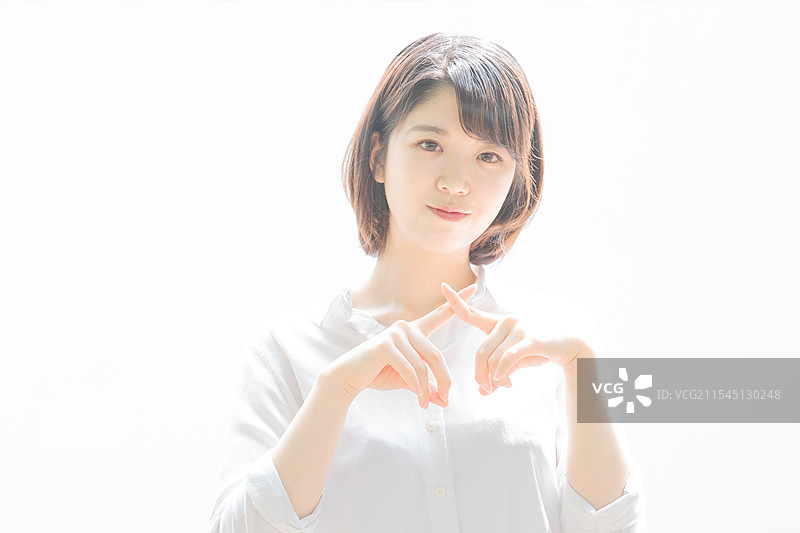 年轻女性做出“布图”手势图片素材
