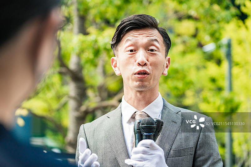 候选人在街上向选民发表演讲图片素材