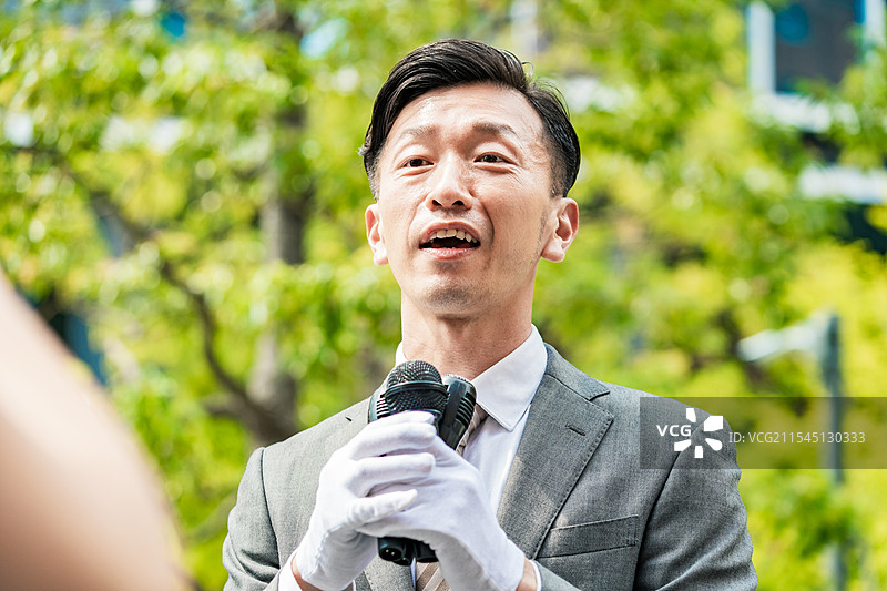 候选人在街上向选民发表演讲图片素材