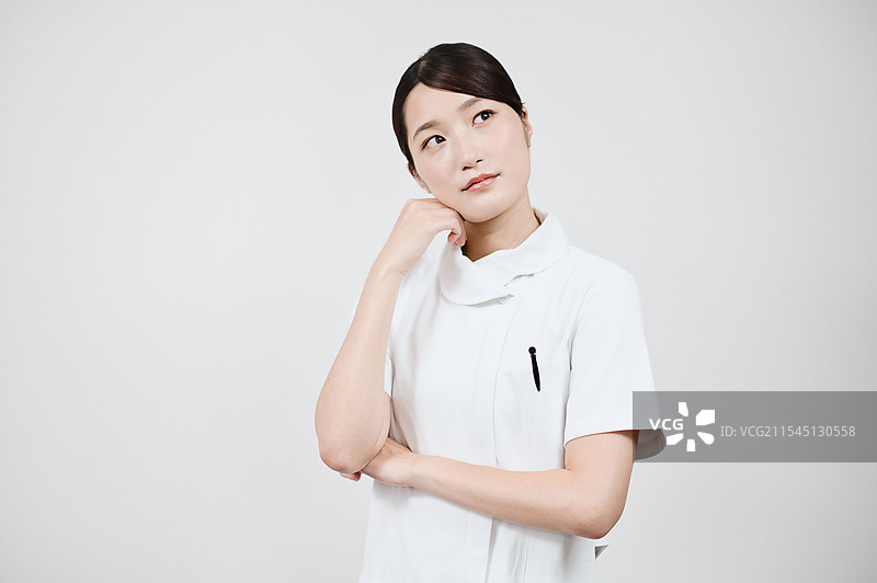 白衣女子处于困境中图片素材