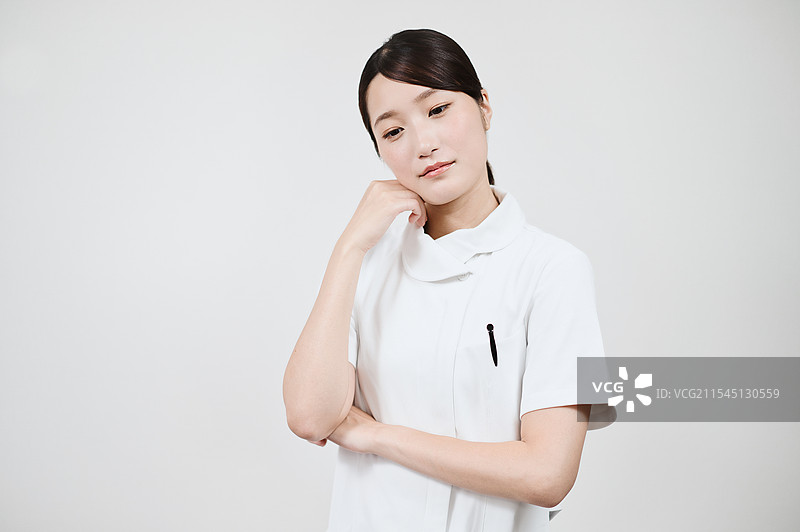 白衣女子处于困境中图片素材
