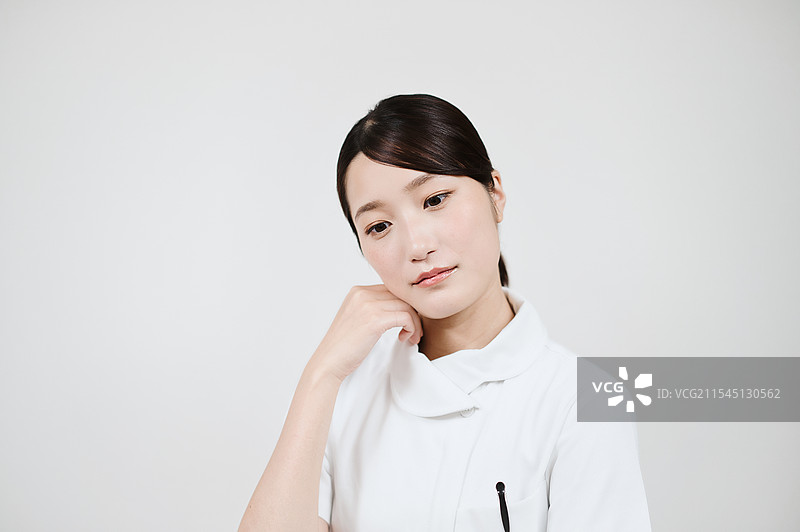 白衣女子处于困境中图片素材