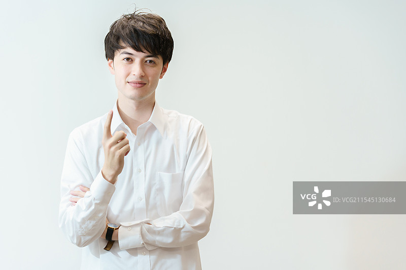 年轻男子举起食指摆姿势图片素材