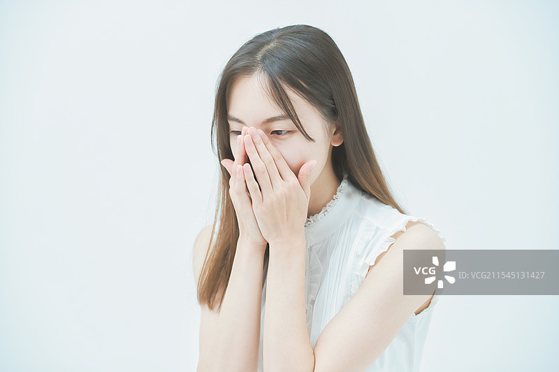 年轻女性面露压力的表情图片素材