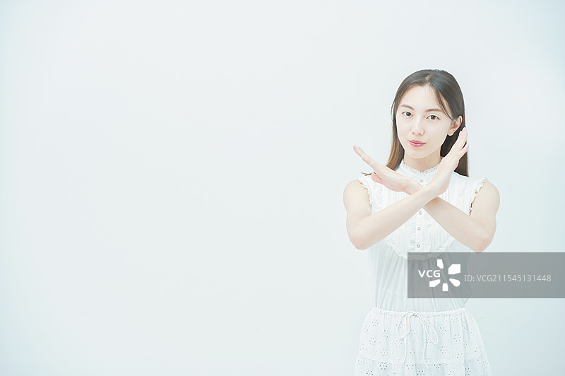 年轻女性双手做出交叉手势图片素材