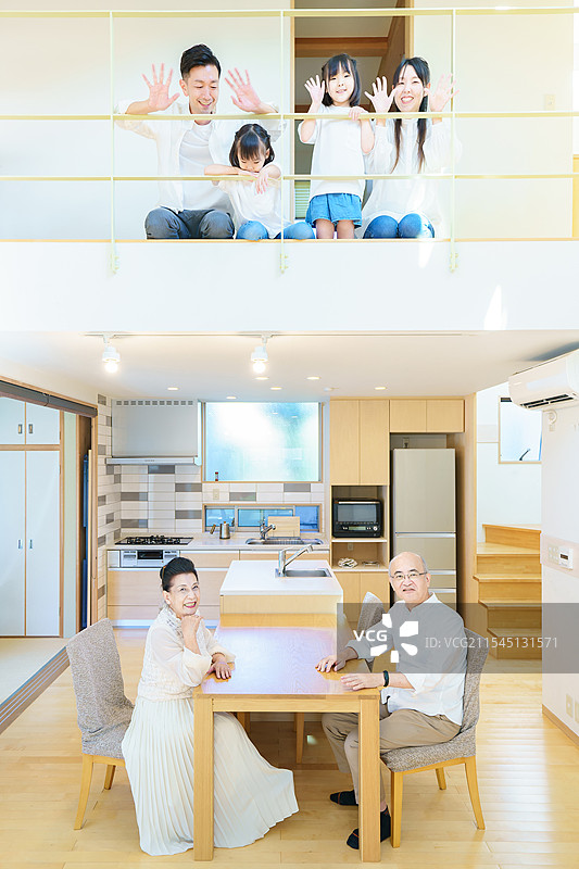 三代同堂的家庭在房子的第一和第二层排成一排图片素材