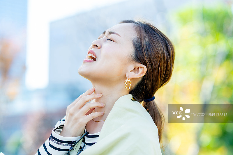 担心喉咙痛的女性图片素材