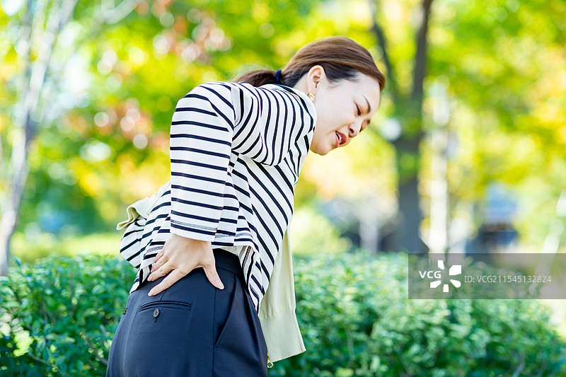 背部疼痛的女性图片素材