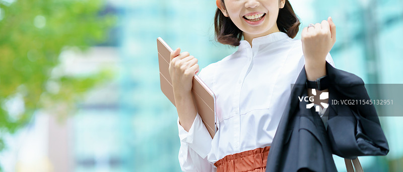 女人以肚子姿势欢呼图片素材