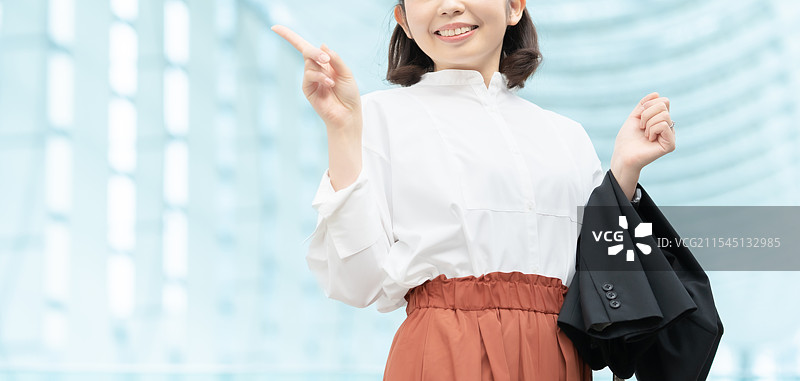 女人摆姿势，食指翘起图片素材