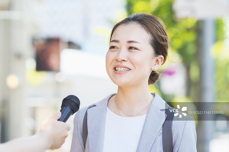 街头接受采访的女商人图片素材