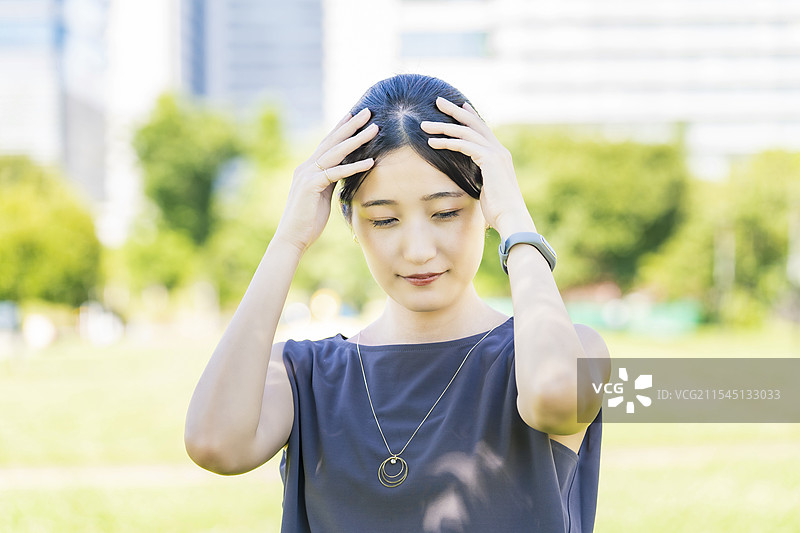 担心头痛的女性图片素材
