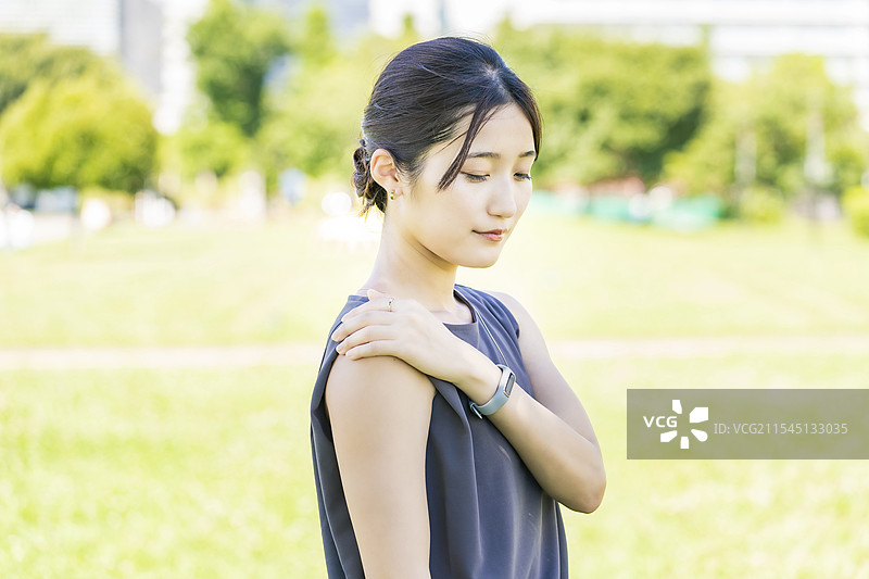 女性肩膀僵硬的痛苦图片素材