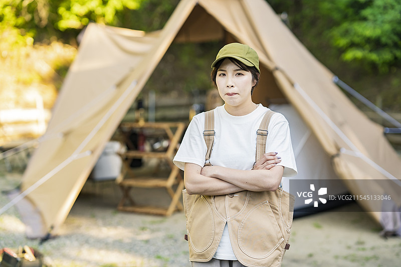 独自露营的女性表现出消极情绪图片素材