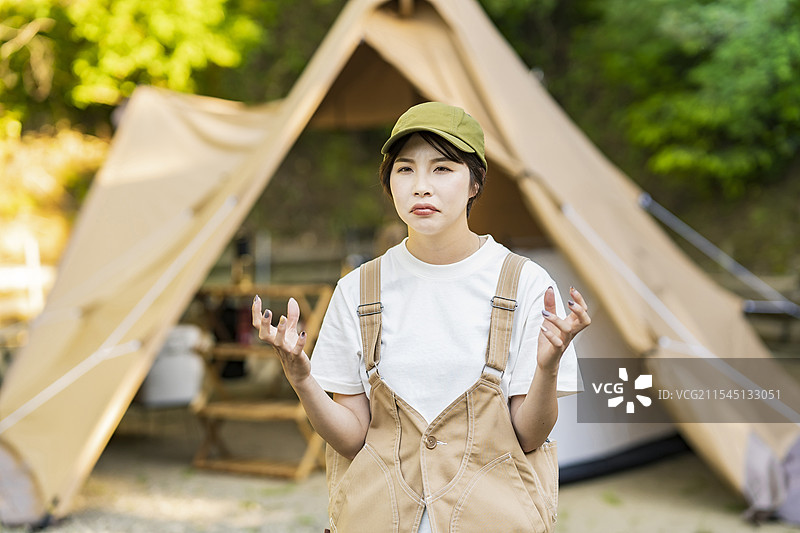 独自露营的女性表现出消极情绪图片素材