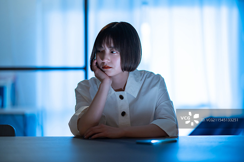 年轻女性在房间里显得沮丧图片素材