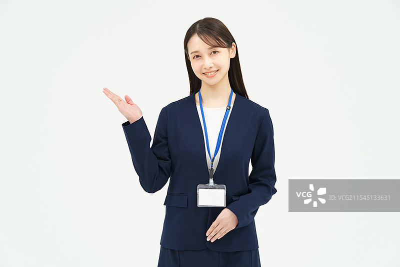 穿着西装的女性摆姿势以示指导图片素材