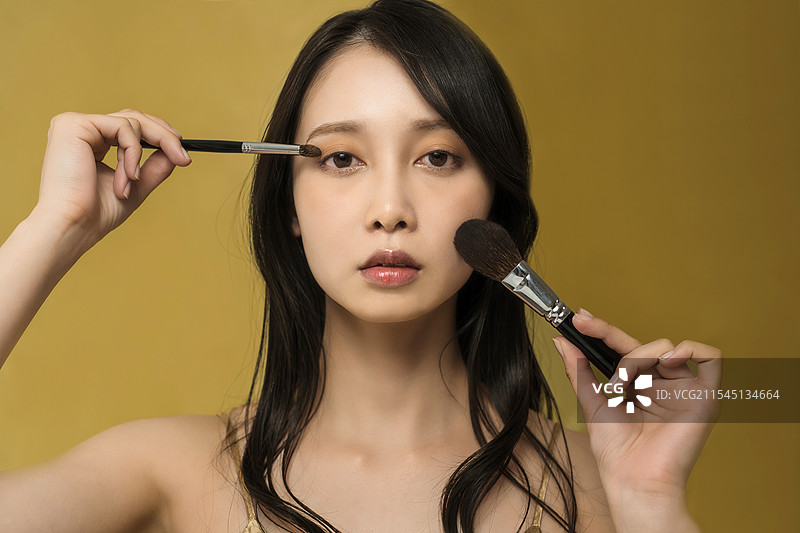 女性在化光泽妆图片素材