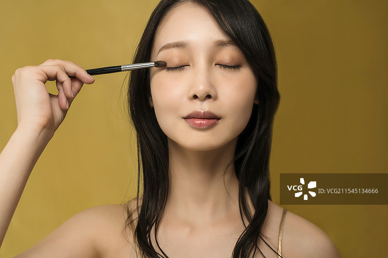 女性在化光泽妆图片素材