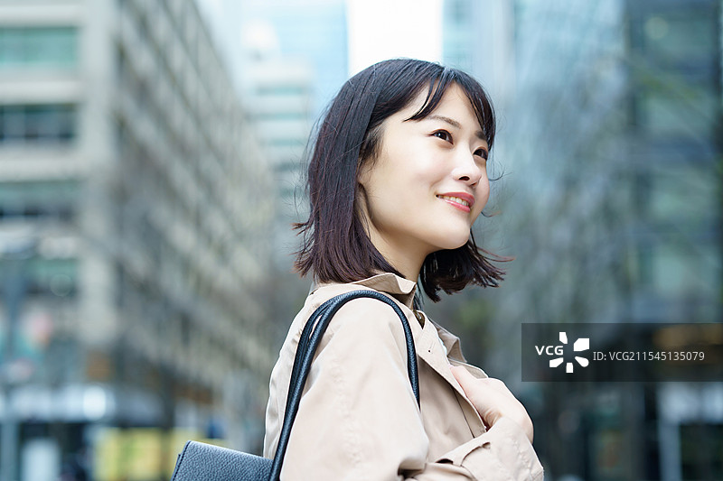 女性在商业区行走图片素材