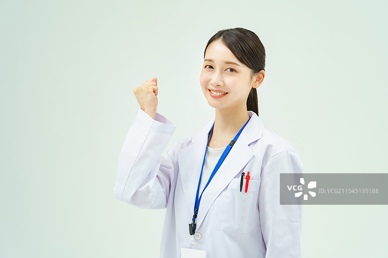 穿着白色衣服的女人摆姿势展示她的内脏图片素材