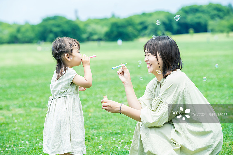 父母和孩子在玩肥皂泡图片素材