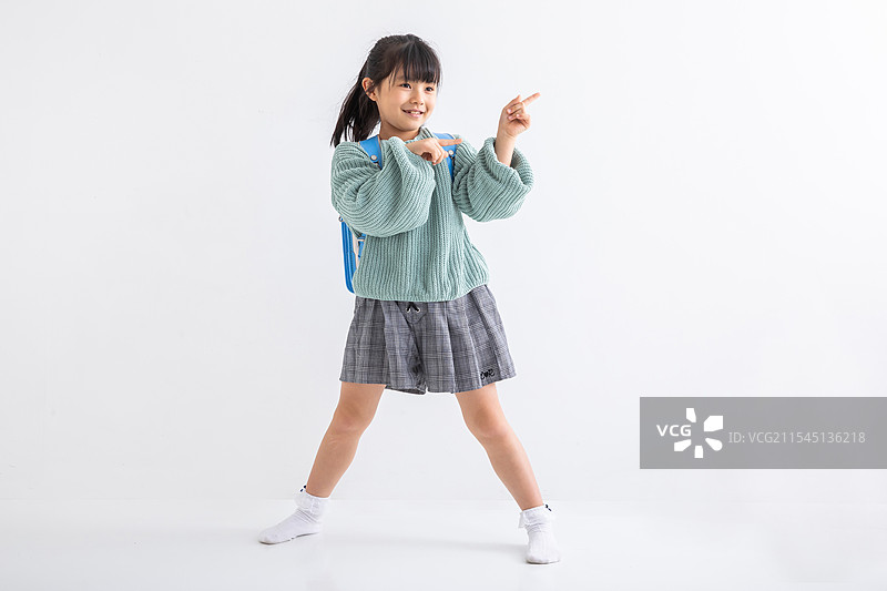 小学生摆姿势指着前方图片素材
