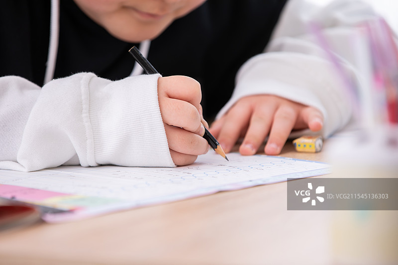 孩子的手在解答一本问题书图片素材