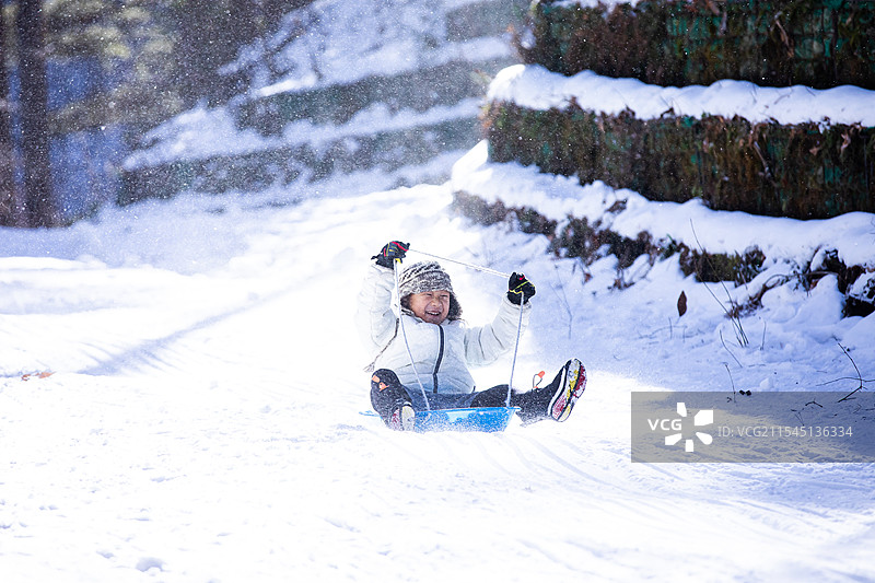孩子们在享受滑雪橇的乐趣图片素材