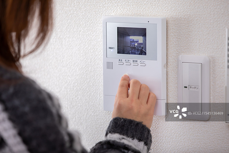 女人在回答对讲机图片素材