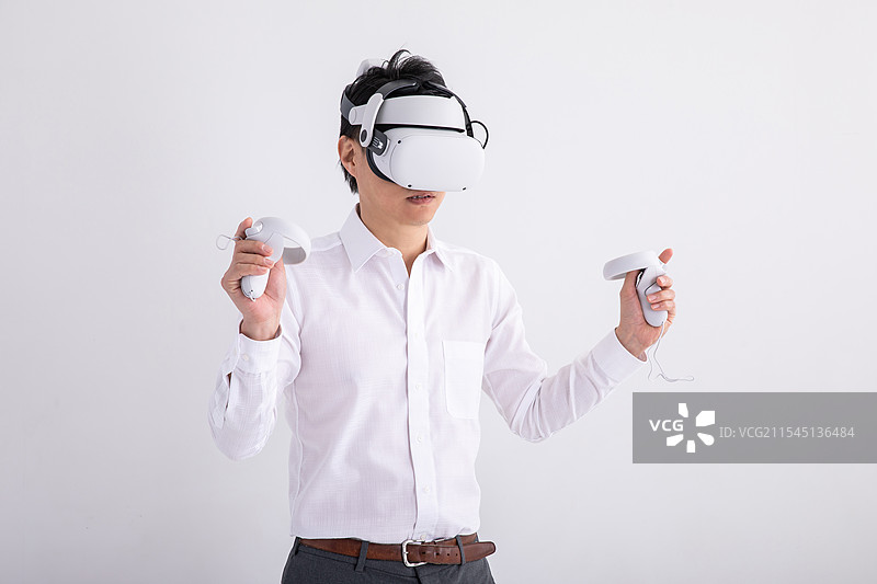 戴着虚拟现实头盔的男人图片素材
