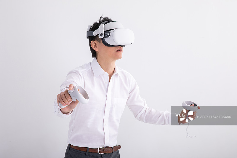 男子在虚拟现实中玩耍图片素材