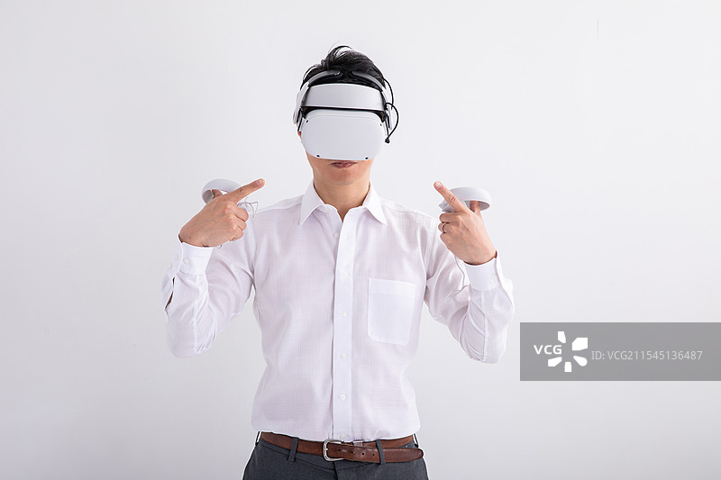 戴着虚拟现实头盔的男子图片素材