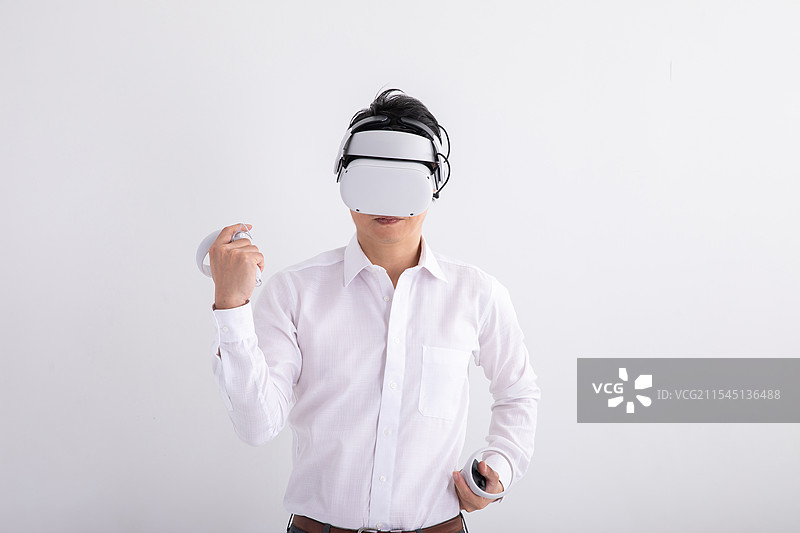 戴着虚拟现实头盔的男人图片素材