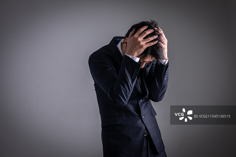 痛苦的男人捂着头图片素材