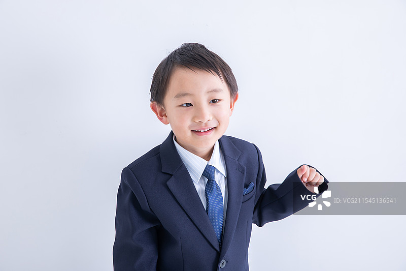 男孩摆姿势展示他的肚子图片素材