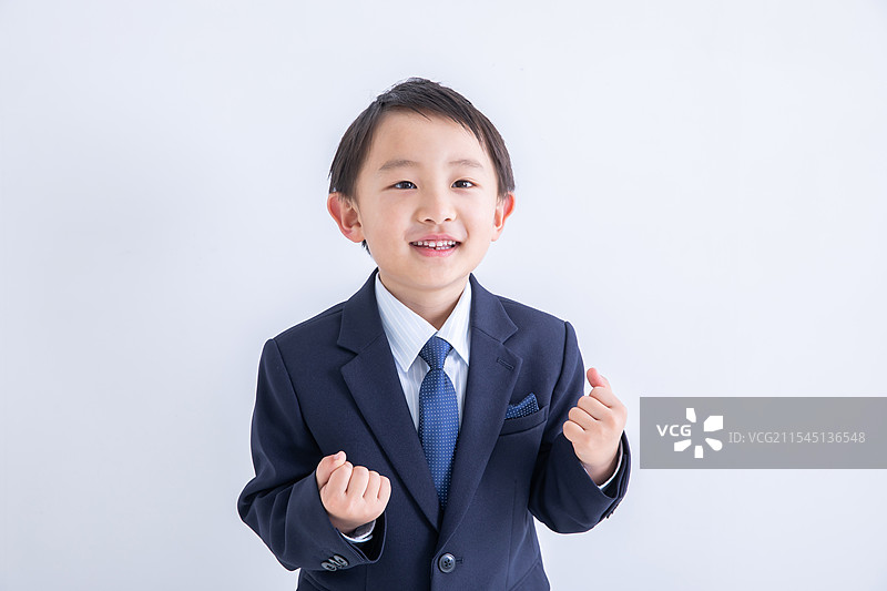 男孩摆姿势展示他的肚子图片素材