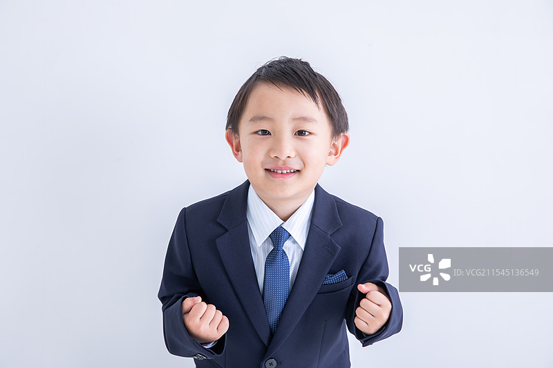 男孩摆姿势展示他的肚子图片素材