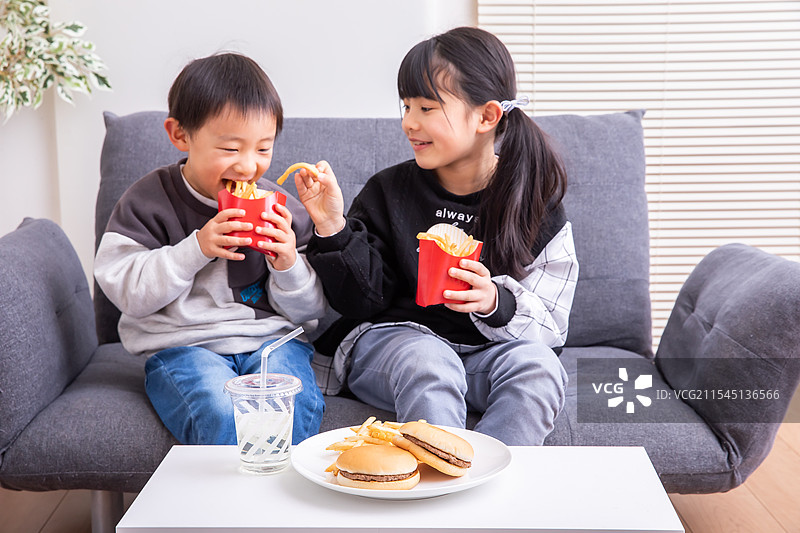 男女愉快地用餐图片素材