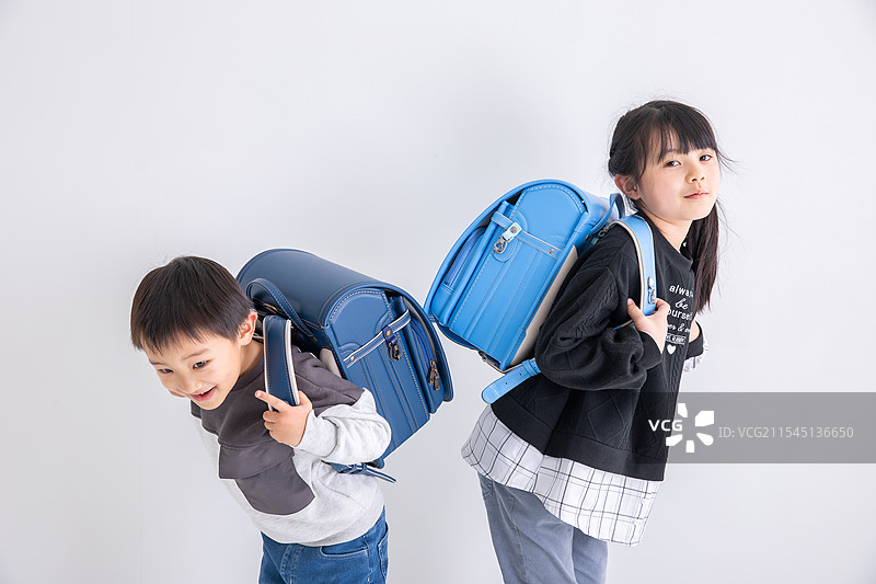 小学男孩朋友图片素材